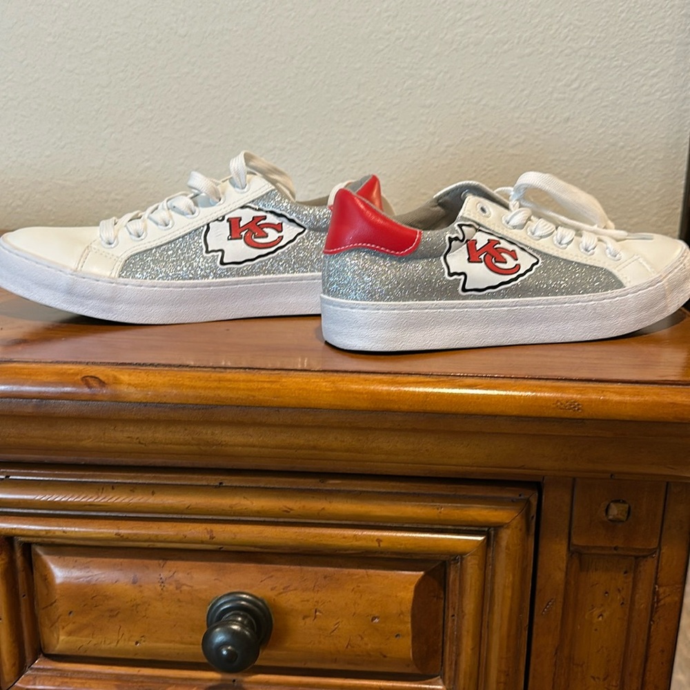 Kansas City Chiefs shoes with glitter
White leather size 8. Never worn